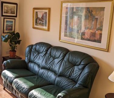 Church Gresley House | Sherlock's House -Moray Entire house Two bedroom 5 beds Private free parking & WiFi Flat TV Garden Shops