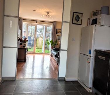 Church Gresley House | Sherlock's House -Moray Entire house Two bedroom 5 beds Private free parking & WiFi Flat TV Garden Shops