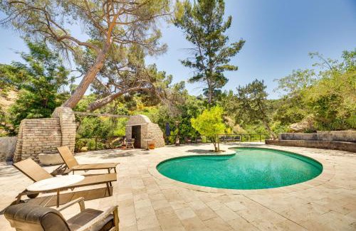 Sherman Oaks Apartment | Sherman Oaks Hideaway Lush Grounds, Shared Pool!