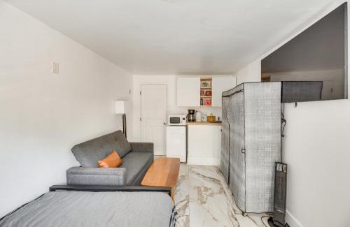 Sherman Oaks Apartment | Sherman Oaks Hideaway Lush Grounds, Shared Pool!