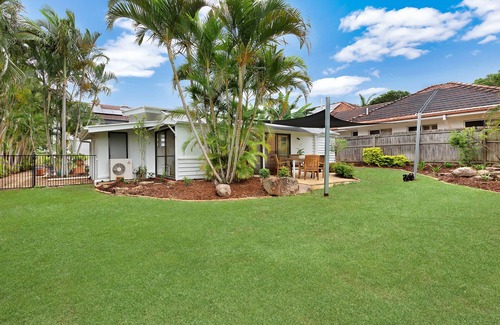 Sherwood Cottage | Sherwood Cottage. Pets. 2 beds. Very private.