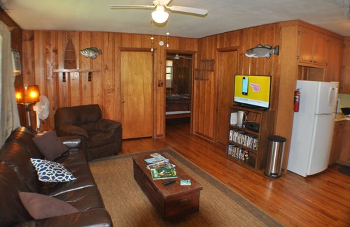 Gordonville House | Sherwood Hills Cottage Sleeps 4 - 5.