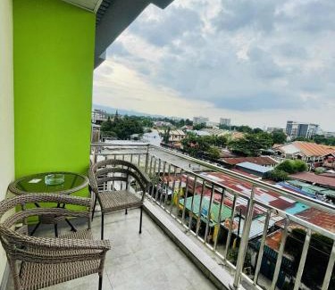 Malabanias Apartment | Sheryll Escapes - La Grande Phase 2-514, 1 bedroom with balcony, Netflix & WiFi
