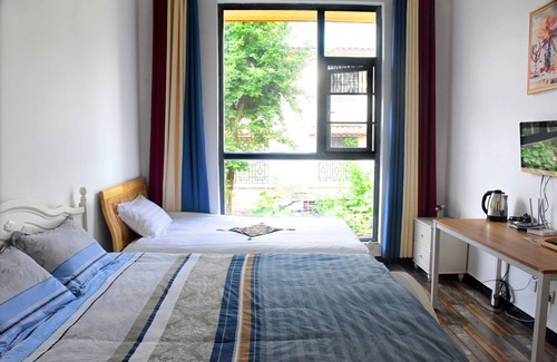 Shilin Yi Autonomous County Hotel | Shi Lin family folk inn