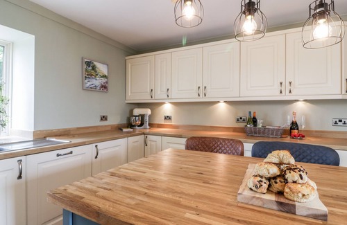 Falkirk Cottage | SHIELDHILL FARM HOUSE, pet friendly, with hot tub in Falkirk