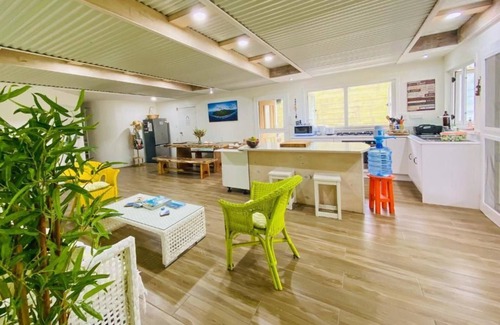 Matavera House | Shine AwayHome-Family Beachfront with Free WI-FI, A/C