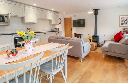Yeovil House | SHIPPON BARN, pet friendly, with a garden in Yeovil, Somerset