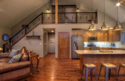 Nemo Cabin | Shiprock Cabin - Modern 3 Bedroom 3.5 bathroom cabin with fire table