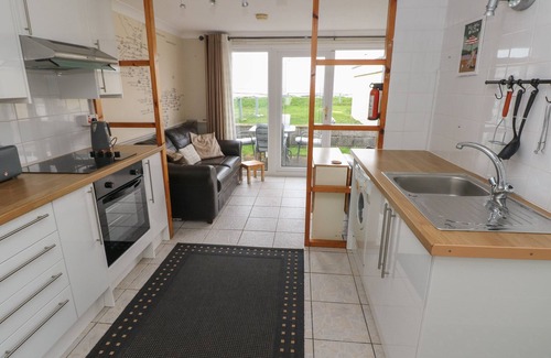 Kidwelly Cottage | SHIPWRECK CHALET, pet friendly, country holiday cottage in Kidwelly