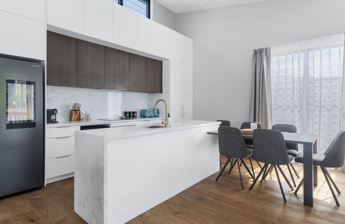 Marks Point House | Shiraz at Marks Point: Lovely 2-Bed Villa