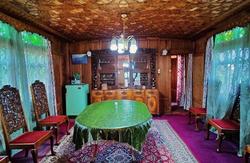 Dal Lake Boat Rental | Shiraz Deluxe Houseboat
