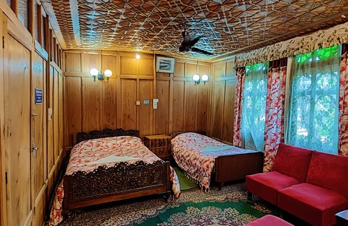 Dal Lake Boat Rental | Shiraz Deluxe Houseboat