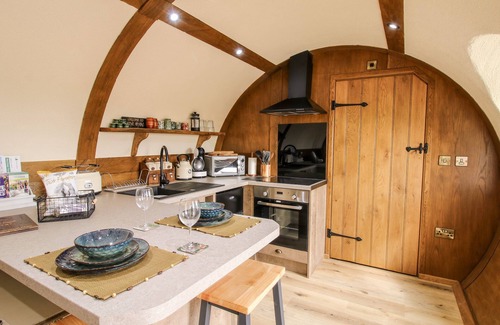 Little Hereford Cottage | SHIRE'S END, romantic, with a garden in Little Hereford