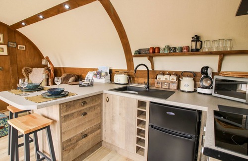Little Hereford Cottage | SHIRE'S END, romantic, with a garden in Little Hereford
