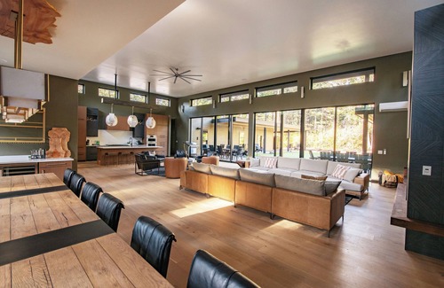 Bandon House | Shirley Woods Golf House, Luxury golf house, putting green, golf simulator, hot tub, sauna