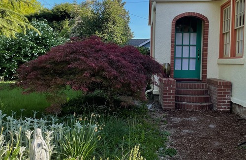 Corvallis Cottage | ShiShi's Cottage-Walk to OSU