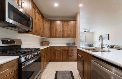 Washington House | Shishir · Modern 3 BD 2.5 BA Sleep 10 Perfect t for Families