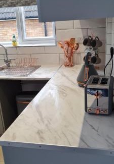 Oadby Apartment | SHM Stays Leicester. Newly Renovated! 15 min drive from City Centre, University. 9 min Drive to Leicester City Stadium, 5 min drive to M1 & M69. 2 min walk to bus stop.