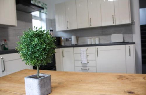 Olton Apartment | SHM Stays Solihull HS2 NEC Airport Nr M6 M40 M42 Great for Long & Short stays 15 min walk to Train Station 5 min drive to Town Centre outside Bus Stops & Supermarket Free Parking