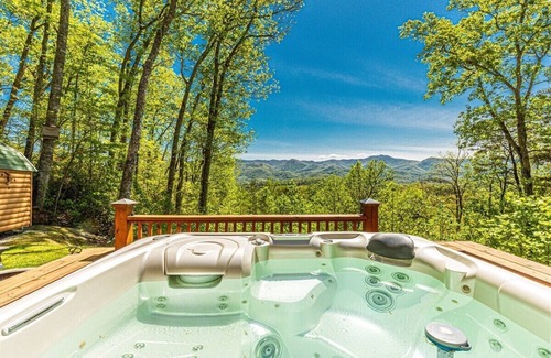 Qualla Cabin | Shooting Star Ridge: A cozy 2-bedroom cabin in Whittier, NC