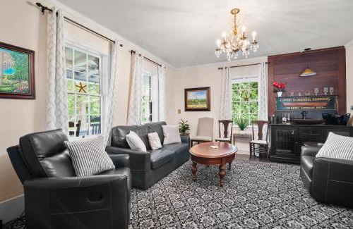 Yarmouth Port House | Shopping Restaurants 6 mins to Beach AC