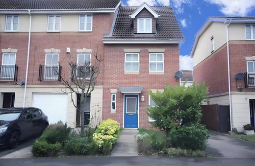 Langley Marish House | Shops 4min walk | Family | 2 En-suite | Parking x1