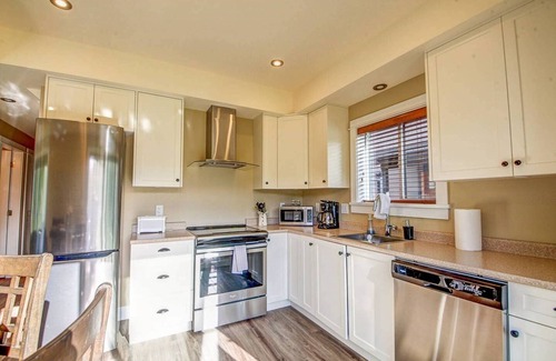 Port Renfrew House | Shore 2 Please - Lower Unit,BRIGHT/Mountain views H198251310