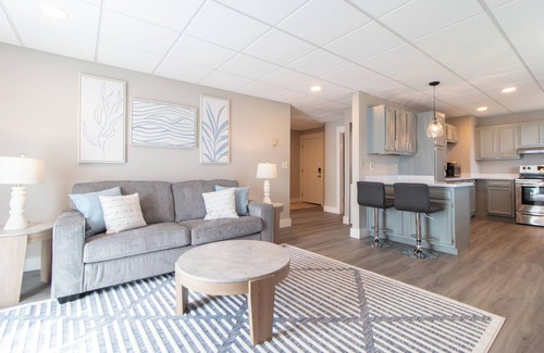 East Hillside Apartment | Shore View Haven | In the Heart of Downtown