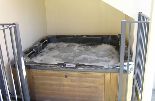 Bowentown House | Shorebreak Beach Retreat With Spa
