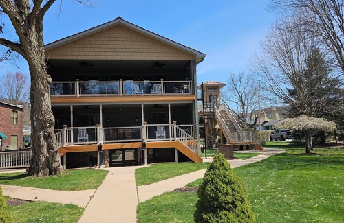 Confluence House | Shoreline Estates - Queen Handicap
