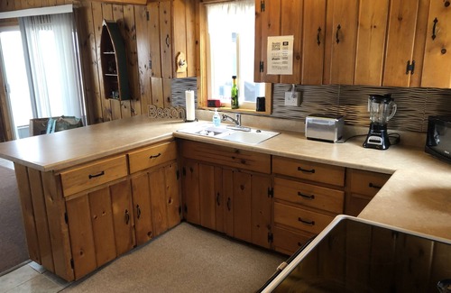 Manistique Cottage | Shoreline Oasis- Your Cozy Autumn Retreat with Beachfront Beauty
