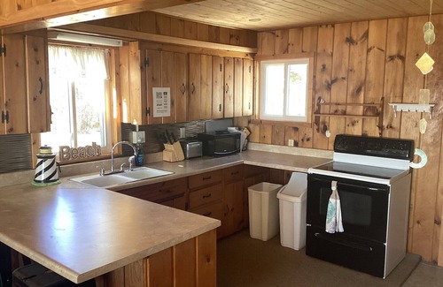 Manistique Cottage | Shoreline Oasis- Your Cozy Autumn Retreat with Beachfront Beauty