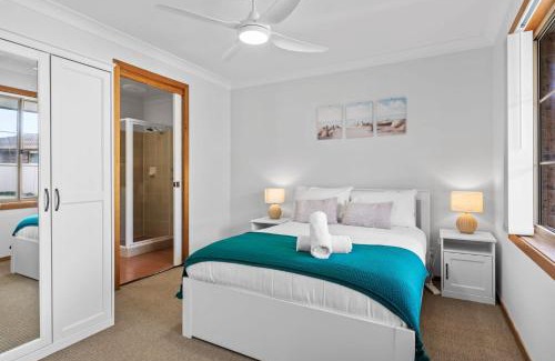 Fingal Bay House | Shoreline Retreat 900m to the beach