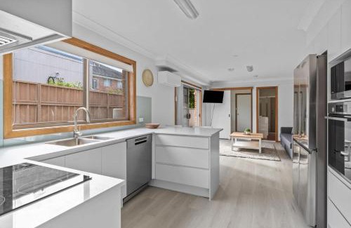 Fingal Bay House | Shoreline Retreat 900m to the beach