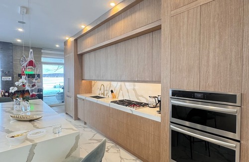 Victoria Harbour House | Shoreline Serenity