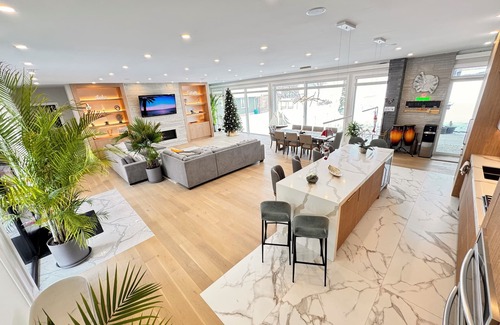 Victoria Harbour House | Shoreline Serenity