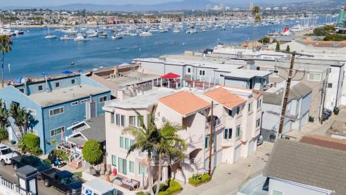 Balboa Peninsula House | Shoreline Villa by AvantStay Steps to the Beach Bay Pier