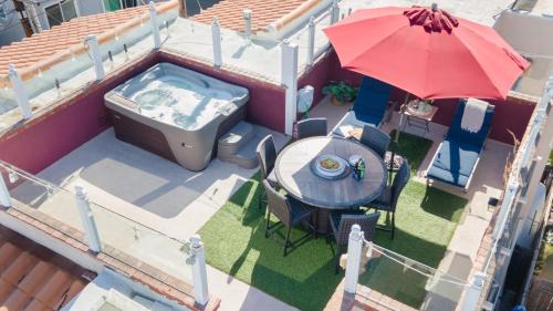 Balboa Peninsula House | Shoreline Villa by AvantStay Steps to the Beach Bay Pier