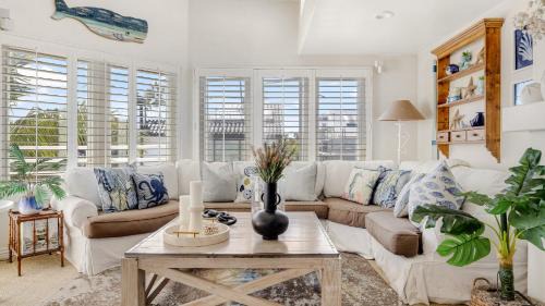Balboa Peninsula House | Shoreline Villa by AvantStay Steps to the Beach Bay Pier