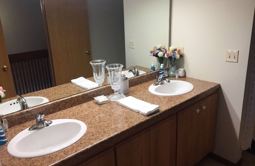 Port Clinton Condo | Shores #48: 3 BR / 2 BA Sleeps 8