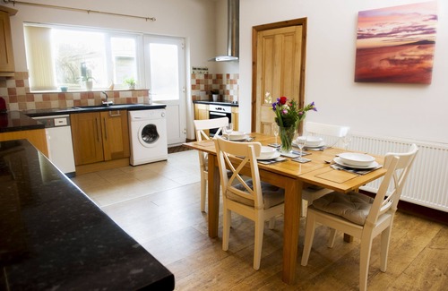 Cummertrees Cottage | Shoreside - a house that sleeps 4 guests in 2 bedrooms