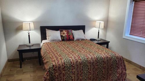 Wabamun Hotel | Shoreside Inn & Suites