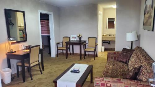Wabamun Hotel | Shoreside Inn & Suites