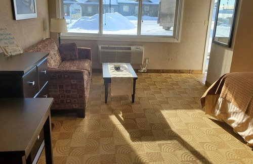 Wabamun Hotel | Shoreside Inn & Suites