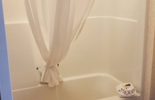 Wabamun Hotel | Shoreside Inn & Suites