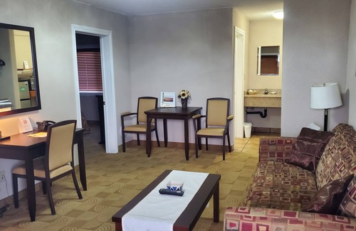 Wabamun Hotel | Shoreside Inn & Suites