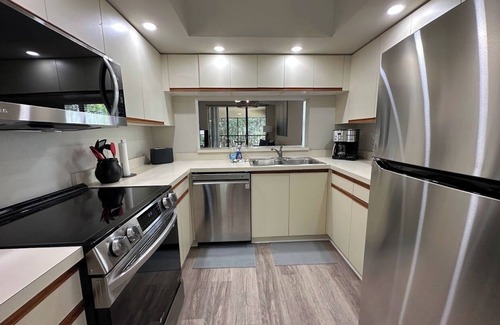 Trailer Estates Apartment | Shorewalk KS condo 2 Bedroom/2 Bath-near Beaches, IMG, Pool, Tennis, Pickleball