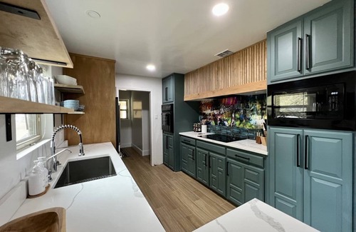 Granbury House | Shorhaus, Gorgeous Main Body Lake Retreat