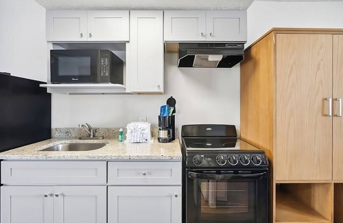 Fort Bay House | Short Distance From The Well Known Sites! 2 Relaxing Units, Pool, Free Parking