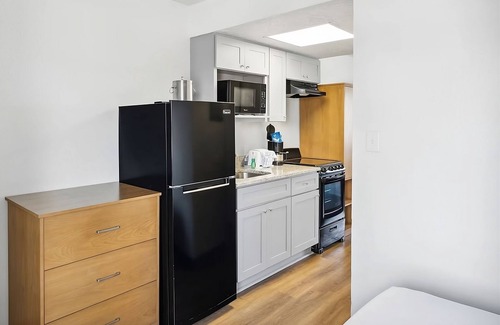 Fort Bay House | Short Distance From The Well Known Sites! 2 Relaxing Units, Pool, Free Parking